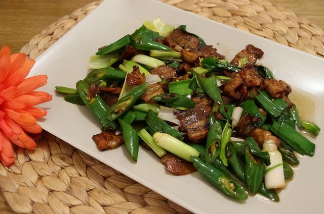 炸虾片是热油还是冷油下锅，炸虾片用热油还是凉油（还是冷锅倒油）