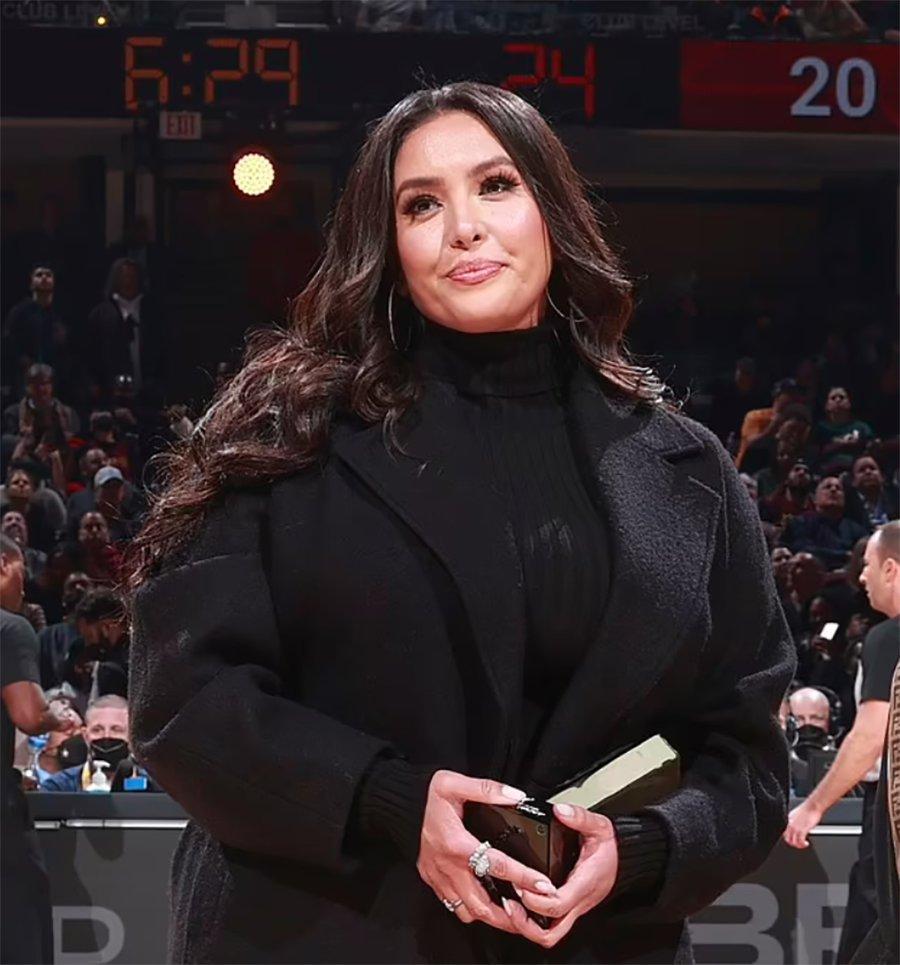 瓦妮莎出席nba全明星赛颁奖,黑色套装庄重典雅,纪念科比及爱女