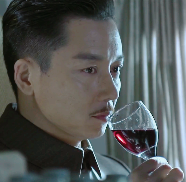 伪装者王天风是好是坏，《伪装者》王天风是什么身份（才懂王天风为何要吃“黑寡妇”于曼丽嘴里的糖）