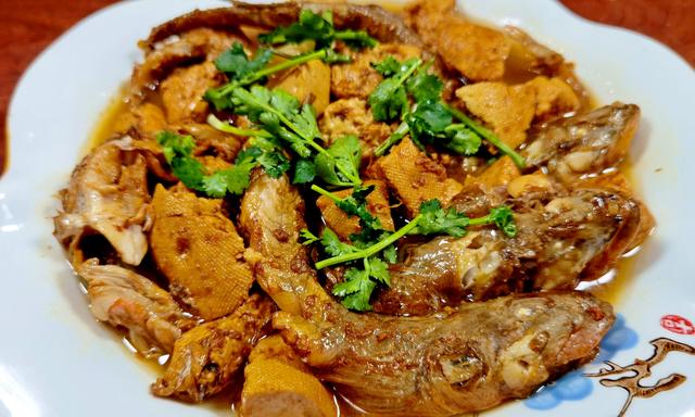 武昌鱼怎么做好吃，干烧武昌鱼的做法（炖豆腐吃特别香）