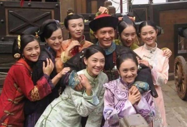 华谊兄弟旗下艺人名单，华谊兄弟旗下艺人名单2022（黄晓明和邓超两位“华谊一哥”）