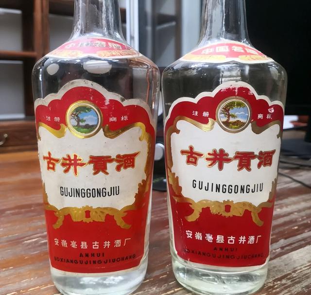 小辈给长辈敬酒词，小辈给长辈敬酒词简短2021（别支支吾吾地傻站着）