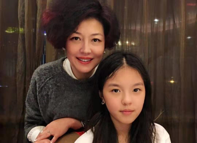 哈文改嫁的丈夫是谁，李咏妻子哈文现状（丈夫李咏病逝三年没有再嫁）