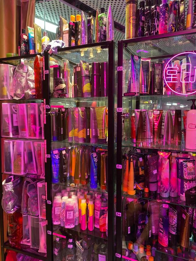 橙色衣服显黑吗，橙色上衣会不会显黑（美黑会成为新风尚吗）