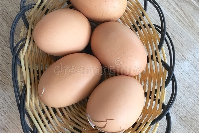 鸡蛋煮怎么煮好剥壳，怎么煮鸡蛋才好剥蛋壳（只用清水还不够）