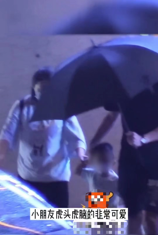 冯绍峰近照中年发福，与景甜同框身材反差大