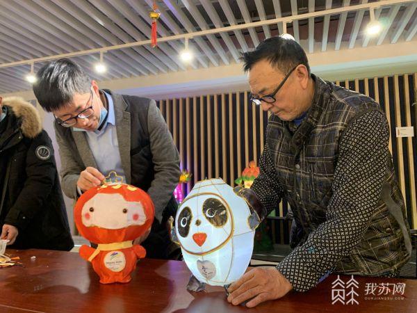 如何制作灯笼，非遗大师教你做冰墩墩花灯（怎样做灯笼又漂亮又简单）