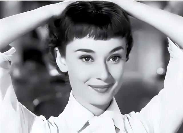 胖女人夏天穿什么衣服最好看，夏天胖人穿什么衣服好看（今夏“赫本衫”很流行）