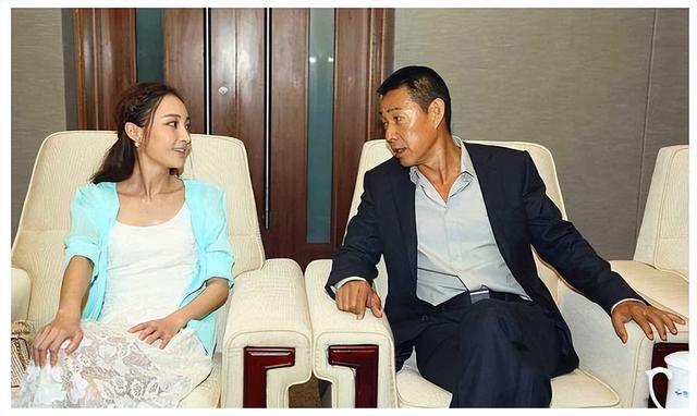 霍凡：嫁给大12岁张丰毅，结婚28年却不要孩子，她到底图什么？