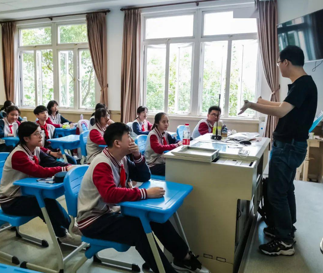 私立学校和公立学校哪个好，公立学校跟私立学校哪个好（读公立学校和私立学校的学生）