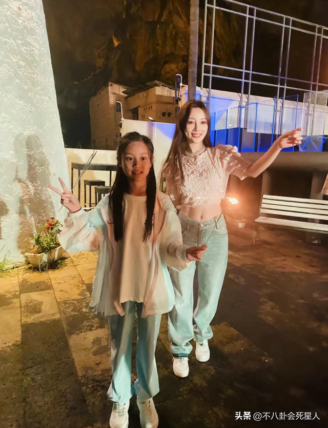 40岁李小璐穿露腰装现身寺庙，离婚3年身材越来越火辣