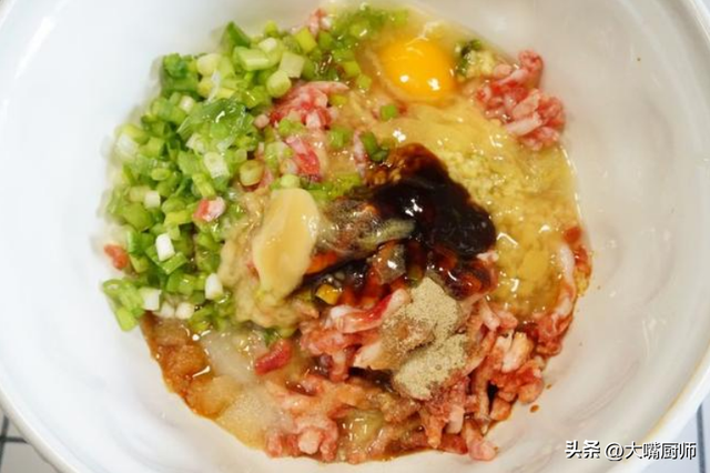 调肉馅怎么调好吃又嫩，饺子调肉馅怎么调好吃又嫩（调肉馅最忌放料酒）