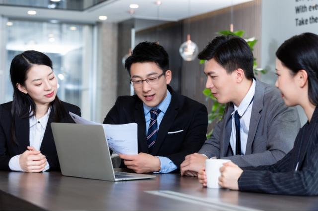 夸领导的词语简短精辟，夸领导的词语简短精辟高级（当他跟你说辛苦了）