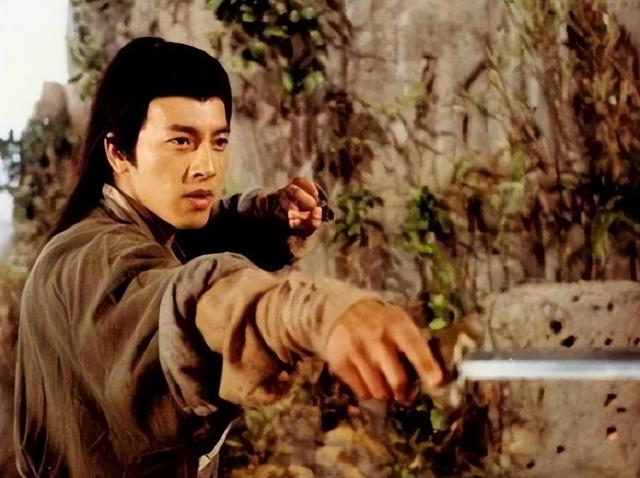 令狐冲练的是什么武功，令狐冲会哪些武功（在《笑傲江湖》中排名第几）