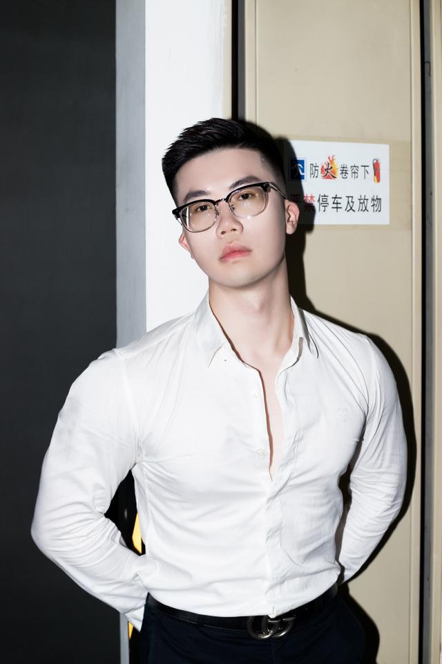 男生拍照技巧怎么摆姿势帅气，男人拍照有这6招最帅姿势就够了~（和正装同事在停车场拍的一组照片-深圳正装男写真）