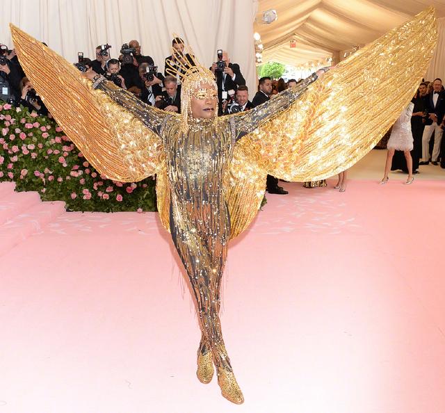 施华洛世奇水晶灯，客厅吊水晶灯好不好（好莱坞红毯太大胆）