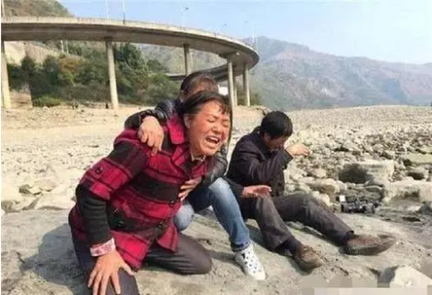 黄河捞尸人，黄河捞尸人捞死尸图片（用烟味掩盖身上的“尸臭”）