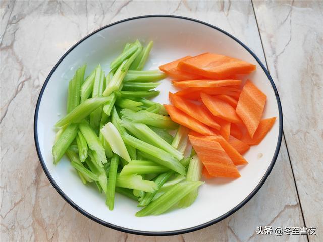 芹菜胡萝卜炒木耳的家常做法，把这四种蔬菜搭配