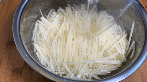 麻辣土豆丝的做法，麻辣土豆丝有哪些做法（土豆丝不要热炒了）