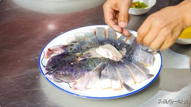蒸鱼的做法.教你如何蒸鱼视频，蒸鱼的做法.教你如何蒸鱼（餐厅里的清蒸鱼为啥那么好吃）