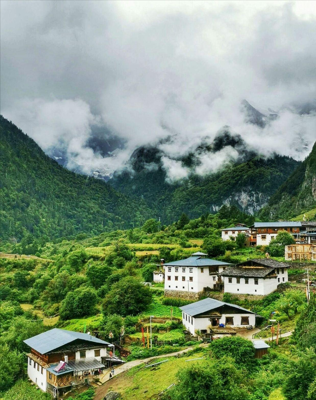 雨崩村海拔是多少，雨崩村海拔（喂马劈柴的“旷世桃源”）