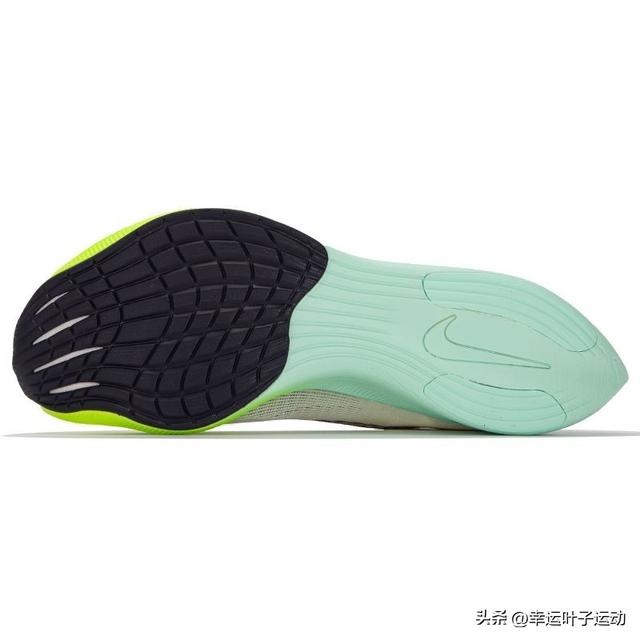 阿迪耐克跑鞋对比，阿迪为什么不能代替耐克