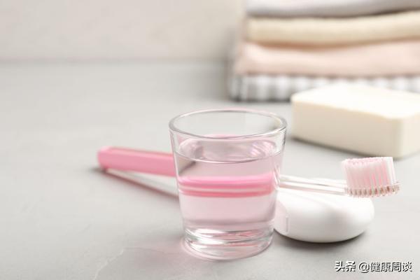 口腔溃疡吃什么好的快，口腔溃疡吃什么好得快（注意饮食的同时还需远离两物）