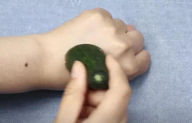 黄瓜的特殊用处，黄瓜的三个用途（每次黄瓜尾都扔掉啦）