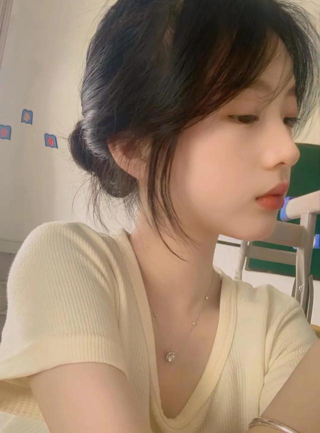 学生头像女生穿校服的微信，学生头像女生穿校服的（清爽干净学生女头像）