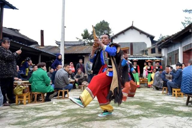 南涧彝族“跳菜”，南涧彝族跳菜广场舞（南涧跳菜——从飨宴文化到舞台艺术的蜕变）
