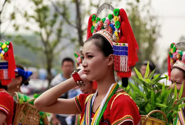 高山族服饰图片，各个民族的传统服装（华夏风范丨宝岛台湾的神秘民族——高山族）