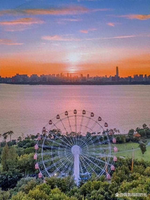 武汉七夕有点“甜”，摩天轮式浪漫，东湖之眼转一圈13分14秒