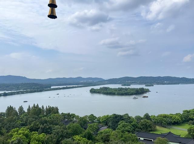 雷峰塔门票价格是多少，杭州西湖雷峰塔是否收费（冬季如歌的杭州雷峰塔）