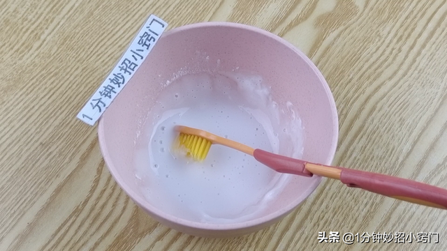 白色鞋子发黄怎么处理最简单的方法，鞋子发黄怎么变白几个小妙招（小白鞋发黄别着急）