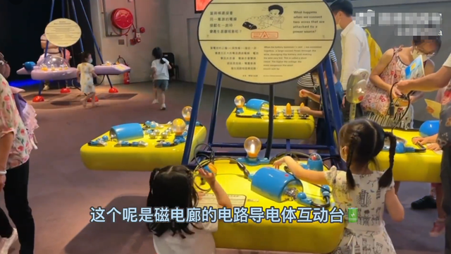 郭富城妻子独自带娃逛恐龙馆，马不停蹄赶补习班，方媛露面显疲惫