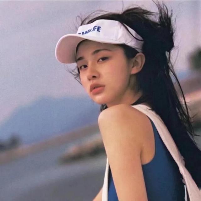 女孩微信头像文雅有气质，文艺有气质的微信女生头像  阳光触碰嘴角的弧度（别让时光偷走你上扬的嘴角）