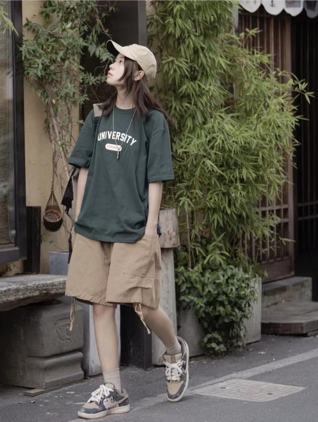 卡其色裤子配什么颜色鞋子，白色裤子配什么鞋子好看（卡其色短裤搭配什么颜色上衣好看）