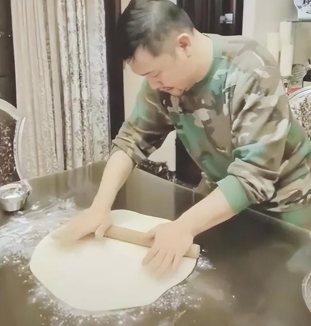 贾冰家庭情况，曾被质疑“老牛吃嫩草”