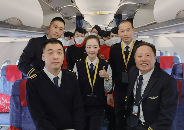 刘传健为什么不飞了，刘传健离了三次婚（九千米高空救下128人）