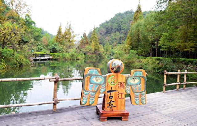 桂林古东瀑布独秀峰