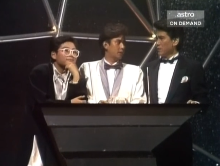 关正杰 - 天籁...星河传说歌词是什么，关正杰金山梦主题曲（香港十大劲歌金曲颁奖典礼-1984年度）