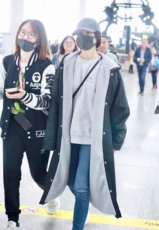 灰色卫衣怎么穿时髦，灰色卫衣穿什么外套（袁泉的穿衣技巧真值得一学）