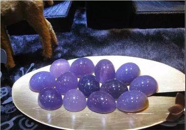 帝王紫和帝王绿翡翠哪个好，红翡翠和帝王绿哪个比较值钱（10万块钱买来的翡翠原石）