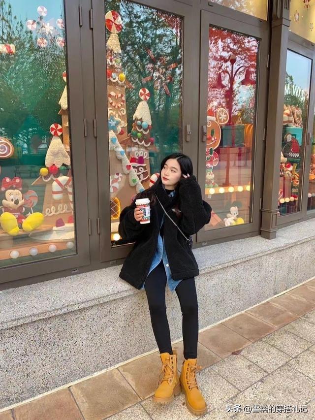 羊羔毛外套怎么搭，羊羔毛外套怎么搭配好看不臃肿穿搭技巧图（今年流行的“羊羔毛外套”洋气显瘦）