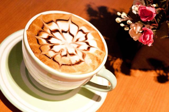 摩卡咖啡和拿铁咖啡的区别，摩卡和拿铁的区别是什么（认清拿铁、摩卡、康宝蓝、玛奇朵、卡布奇诺的区别）
