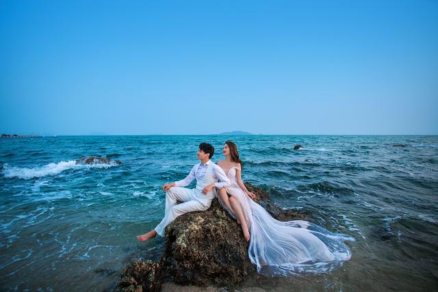 三亚拍婚纱照多少钱，最好的三亚婚纱摄影排名前十（三亚旅拍婚纱照拍摄的网红热门景点有哪些）