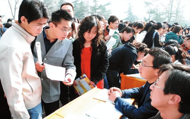 单位工资收入证明怎么写，单位收入证明（成都某央企员工晒出上半年工资收入）