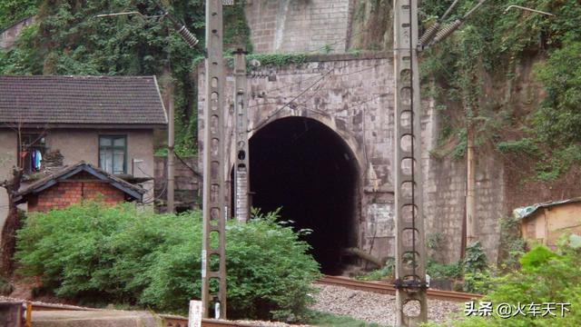 沙坪坝哪个出口离高铁站最近，沙坪坝高铁站离西站有多远（曾经是襄渝客车进出重庆站的必经之路）