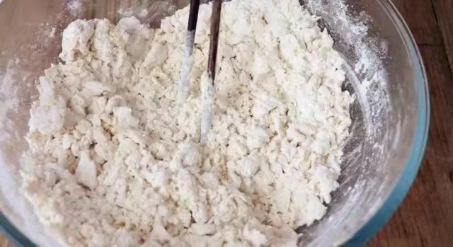 过期牛奶可以蒸馒头吗，过期的牛奶能蒸馒头吗（过期的牛奶还能喝吗）