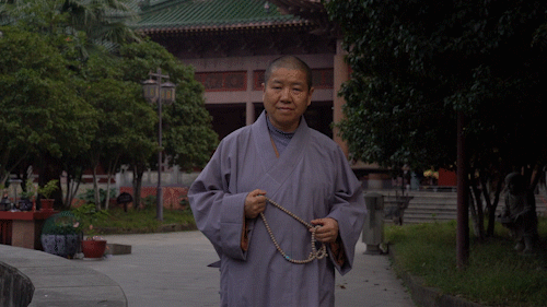 空门为愿景,只愿成就清净的人生,一番历程更令她在观音像之下怆然泪下